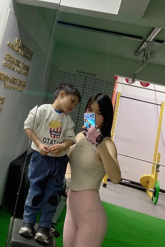 健身妈妈说说_健身妈妈抱孩子_妈妈健身被
