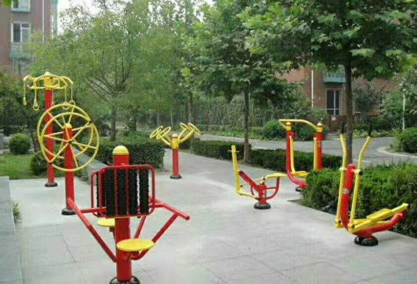 莲花小区健身器材_莲花山商务中心健身馆_莲竹花园健身器材